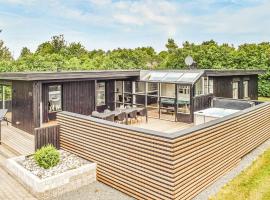 Nice Home In Juelsminde With Sauna, hótel í Sønderby