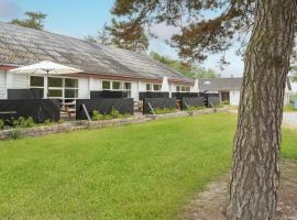 Awesome Home In Humble With Wifi, hotell i Humble