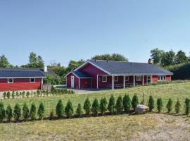 Seven-Bedroom Holiday Home In Humble