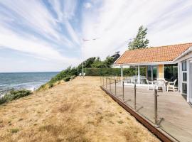 Beautiful Home In Rnne With 4 Bedrooms, Sauna And Wifi, luxury hotel in Rønne