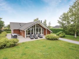 Awesome Home In Haderslev With 3 Bedrooms, Sauna And Wifi، فندق في Årøsund