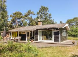 Beautiful home in Aakirkeby with 2 Bedrooms and WiFi, feriebolig i Vester Sømarken