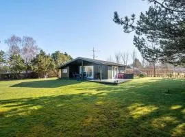 Three-Bedroom Holiday Home In Humble
