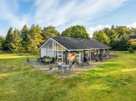 Nice Home In Ebeltoft With 3 Bedrooms, Sauna And Wifi, hotel i Øksenmølle
