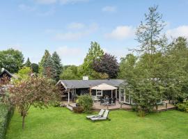 Nice Home In Gilleleje With Jacuzzi, Sauna And 3 Bedrooms، فندق في جيليليه