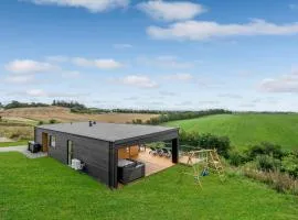 Beautiful Home In Løgstrup With Kitchen