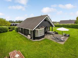 Stunning Home In Tarm With Kitchen, hotel di Hemmet