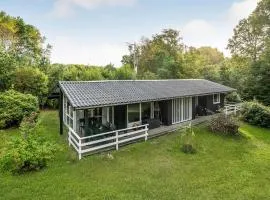 Three-Bedroom Holiday Home In Glesborg