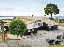 Stunning Home In Ebeltoft With 4 Bedrooms, Private Swimming Pool And Indoor Swimming Pool, hotel Ebeltoftban