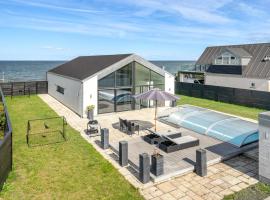 Beautiful Home In Strby With 4 Bedrooms, Wifi And Outdoor Swimming Pool, hytte i Strøby