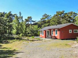 Nice Home In Aakirkeby With 3 Bedrooms And Wifi: Vester Sømarken şehrinde bir otel