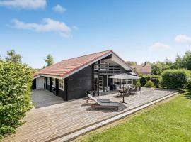 Awesome Home In Vggerlse With 5 Bedrooms, Sauna And Wifi, hotel uz plažu u gradu 'Bøtø By'