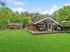 4 Bedroom Cozy Home In Hadsund