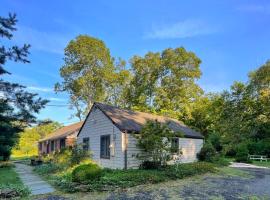 Cozy Ranch by the Trail & Sleeping Giant, hotel u gradu 'Hamden'