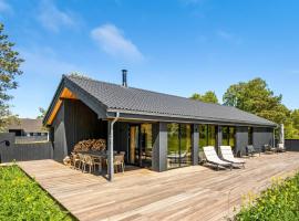 Stunning home in Aakirkeby with WiFi and 4 Bedrooms, cottage in Vester Sømarken
