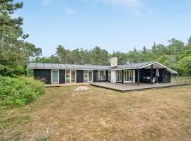 Three-Bedroom Holiday Home In Humble