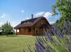 Hazelnut Pool House - Happy Rentals