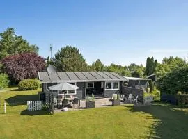 Three-Bedroom Holiday Home In Vaggerlose
