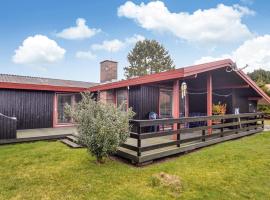 Lovely Home In Grenaa With Kitchen, feriehus i Stokkebro