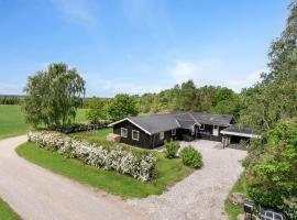 Awesome Home In Glesborg With Sauna, Wifi And Outdoor Swimming Pool, vacation home in Glesborg