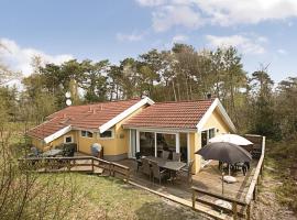 Stunning Home In Nex With 4 Bedrooms, Sauna And Wifi, hotel in Snogebæk