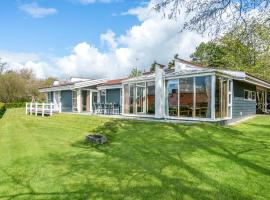 Stunning Home In Haarby With 5 Bedrooms, Sauna And Wifi, feriehus i Brydegård