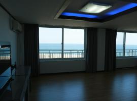 Mangsang Beach Pension, hotell sihtkohas Gangneung