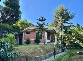 Avocado Accommodations、Khadkagaonのコテージ