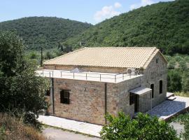 VillaLas - Traditional Stone House in Vathi of Mani, hotel v destinaci Vathi
