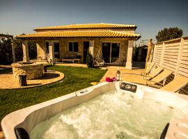 Villa Estia - private jacuzzi next to the beach, vila di Agios Georgios