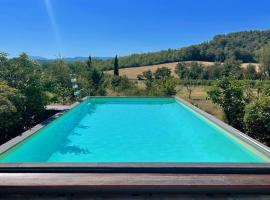 Ecstatic views all around - exc villa, pool grounds - pool house - 11 guests, hotell i Marzolini