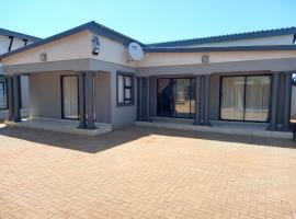 R&R GUEST HOUSE, Hotel in Lenyenye