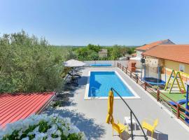 Holiday house Vesna with pool, hotel en Suhovare