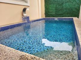 Luxury 3BR Villa w Plunge Pool near SM Batangas City- Instagram-Worthy!, kotedžas mieste Batangasas