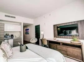 Beachside Luxury KING Suite in 4 Star Resort with Rooftop Bar and Pool