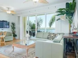Bright Luxury Oceanfront Condo with Private Balcony and Hotel Pool