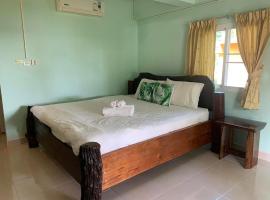 AtMyHomeStay Bangsaphan, hotel in Bang Saphan