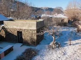 Zove Rural Cottage with garden views