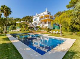 Luxury Mediterranean Villa La Ladera, Marbella, hotel con alberca en Benahavís