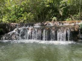 Fazenda a 15 min do centro com Rio Particular, cottage ở Bonito