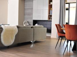 Square Connexions Guest House, ξενοδοχείο σε Γκαμπορόνε