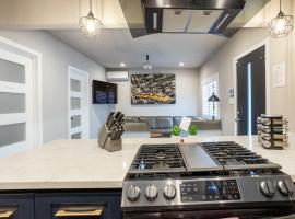 Fam Friendly 2BD 8min from airport, 4min from SoFi, хотел в Лос Анджелис