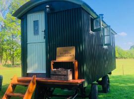 The Big Green Shepherds Hut, hotel with parking in Charlwood