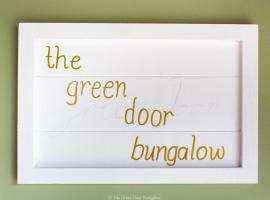 The Green Door Bungalow, Ferienunterkunft in Naples