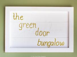 The Green Door Bungalow, hotel in Naples