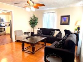 3 Bed 2 Bath House, Quiet & downtown Smart TVs in all rooms, Whole house to yourself, lavprishotell i Havelock