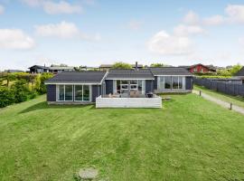 Lovely Home In Knebel With House Sea View, hotel en Skødshoved Strand