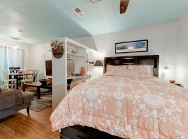 Perfect Condo Stay Near Downtown Austin and UT, отель в Остине, рядом находится Hancock Shopping Center