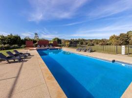 Isla Villa, Cowes, Phillip Island., hotel with jacuzzis in Cowes