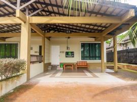 2 Storey Semi-D Homestay Nilai and KLIA, F1 Sepang with Pool, casa de temporada em Nilai